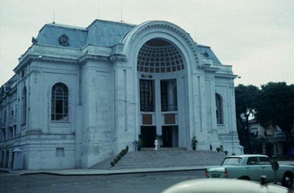 Trụ sở Hạ viện của chính quyền cũ, nay là Nhà hát lớn thành phố
